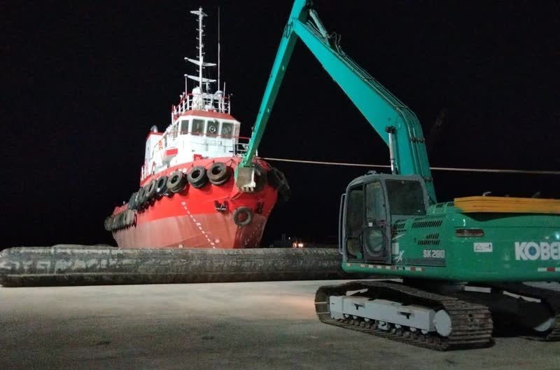TB Rosalyn setelah restorasi, dipindahkan pada malam hari dengan ekskavator di atas balon peluncur.
