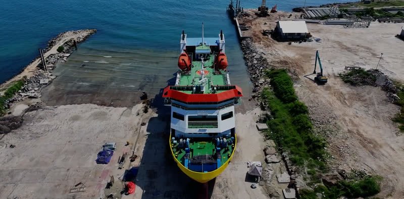 KMP Drajat di landasan, menghadap laut.