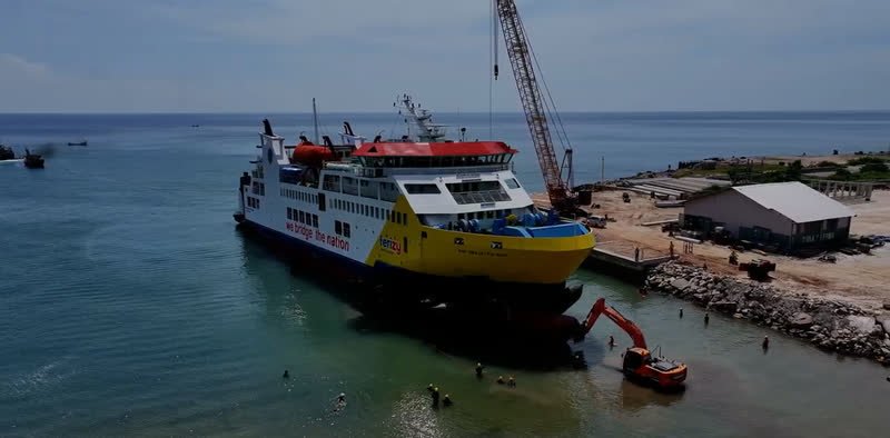 KMP Drajat di air, dengan ekskavator dan crane di sampingnya.