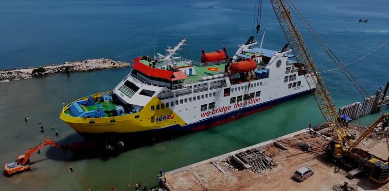 KMP Drajat diturunkan ke laut dengan bantuan crane.