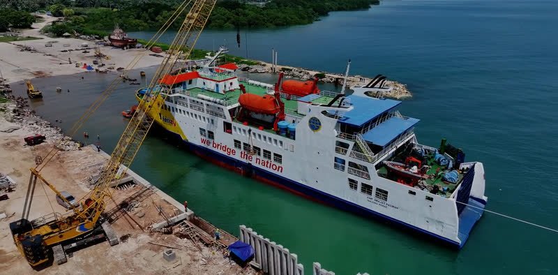KMP Drajat mengapung di samping dermaga galangan.