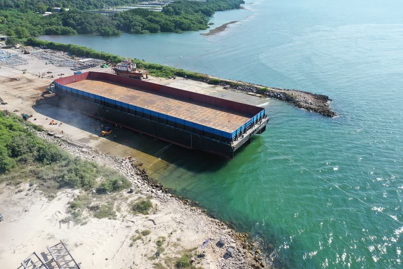 Tongkang Borneo 3305 kembali mengapung di dekat pemecah gelombang.