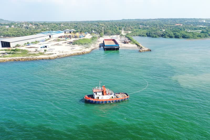 Kapal tunda menarik tongkang Borneo 3305 menjauhi galangan.